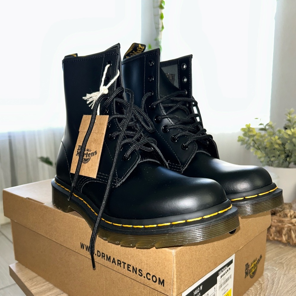 1460 WOMEN'S SMOOTH LEATHER LACE UP BOOTS Dr Martens